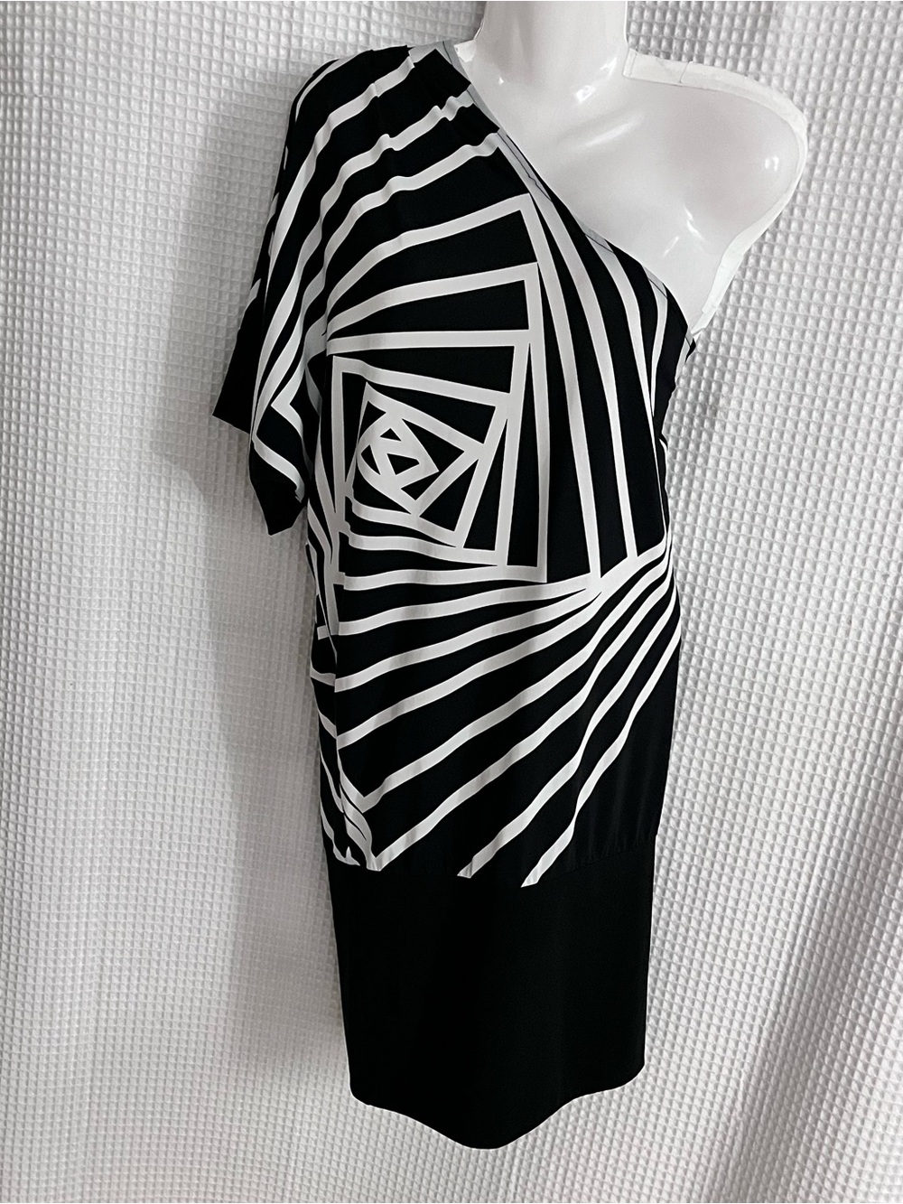 BCBGMaxAzria Black and White One-Shoulder Geometric Dress size medium